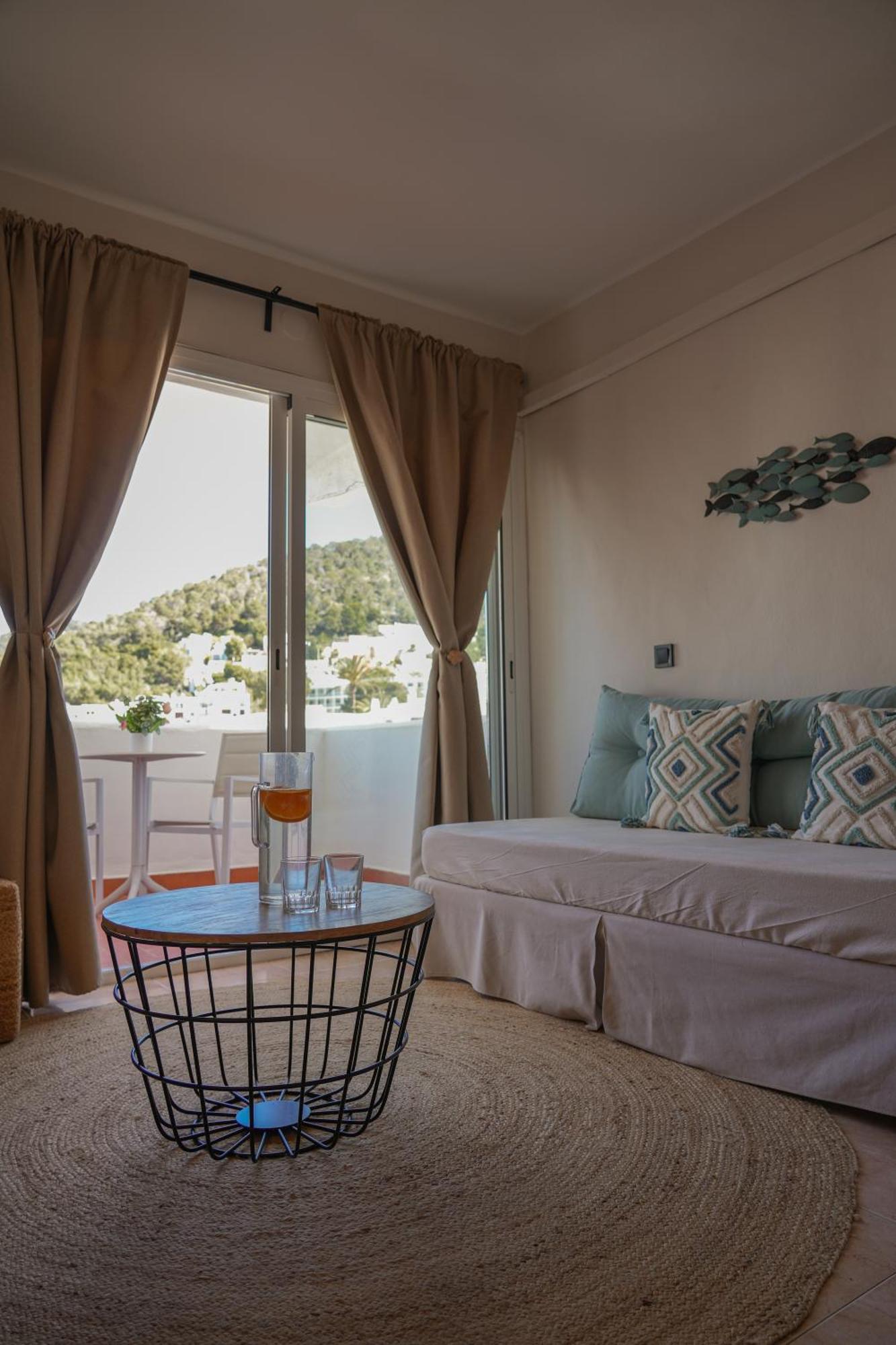 Apartamentos Ses Veles Cala Llonga  Exterior foto